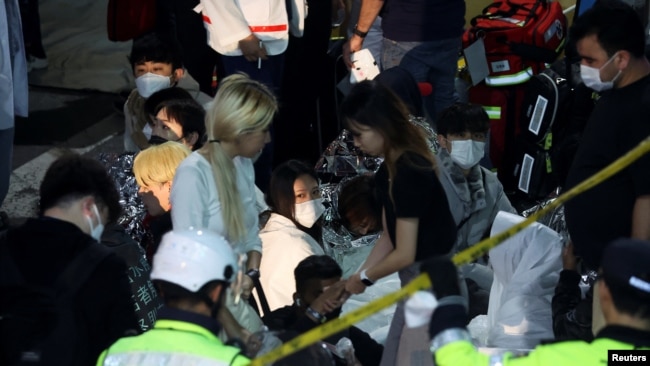 Rescatistas y bomberos trabajan en la escena donde decenas de personas resultaron heridas en Seúl. REUTERS/Kim Hong-ji