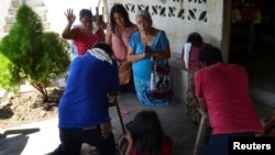 Familiares de la guatemalteca Paola Damaris, oran por ella, ya que temen se encuentre entre los 19 cuerpos encontrados baleados y quemados en Tamaulipas. Guatemala, 29 de enero de 2021. 