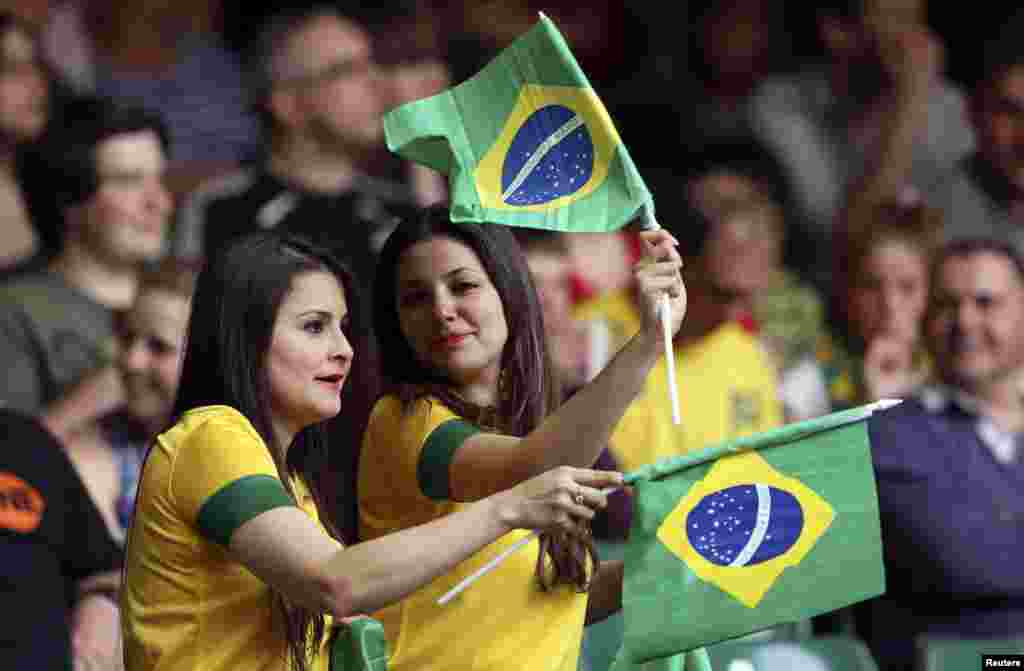 Fans Brazil melambai-lambaikan bendera nasional Brazil dalam pertandingan sepakbola Grup C tim Brazil melawan Mesir di Stadion Milenium di Cardiff, 26 Juli 2012.