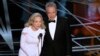 Aktris Faye Dunaway (kiri) dan aktor Warren Beatty salah menyebut pemenang kategori film terbaik yaitu “La La Land”, padahal semestinya yang menang adalah “Moonlight”, di Hollywood, California, Minggu (26/2) malam. 