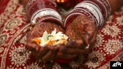 ভারতের আহমেদাবাদে হাতে মেহেন্দি পরা বিয়ের পাত্রী- ফাইল ফটো- এপি 