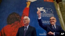 El presidente del festival, Paolo Baratta, izq. junto al director cinematográfico del Festival de Venecia, Alberto Barbera.