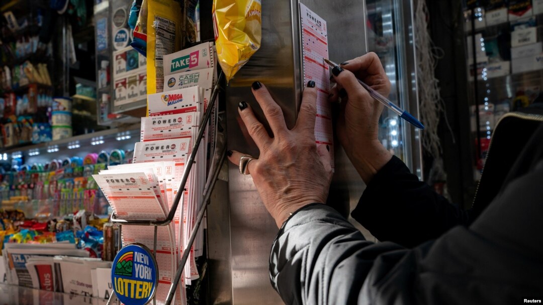 Una persona escribe sus números para la lotería del Powerball en Nueva York.