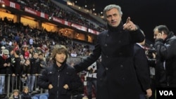 José Mourinho, el mejor entrenador de 2010, y su hijo durante un partido de caridad en el estadio Vicente Calderón.