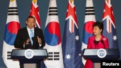 Australia's Prime Minister Tony Abbott (L) speaks next to his South Korean counterpart Park Geun-hye during a news conference at the presidential house in Seoul, April 8, 2014.