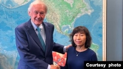 马萨诸塞州民主党籍联邦参议员爱德华·马基(Edward Markey)在办公室与美籍华裔科学家陈友麟的妻子荣玉仿会面。(照片摄于2026年9月22日，由荣玉仿提供)