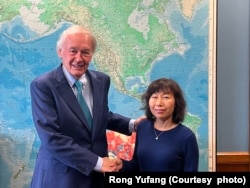 马萨诸塞州民主党籍联邦参议员爱德华·马基(Edward Markey)在办公室与美籍华裔科学家陈友麟的妻子荣玉仿会面。(照片摄于2026年9月22日，由荣玉仿提供)