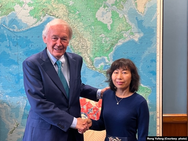 马萨诸塞州民主党籍联邦参议员爱德华·马基(Edward Markey)在办公室与美籍华裔科学家陈友麟的妻子荣玉仿会面。(照片摄于2026年9月22日,由荣玉仿提供)