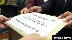 지난해 6월 6.25 국군포로의 탈북2세들이 한국 국가인권위원회에 북한의 인권침해를 고발하고 탈북 국군포로와 가족에 대한 처우개선을 촉구하는 진정서를 제출하고 있다. (자료사진)