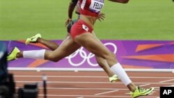  Allyson Felix crosses the finish line to win gold.