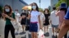 北京，人们戴着口罩穿过一个十字路口（2020年6月5日）。
