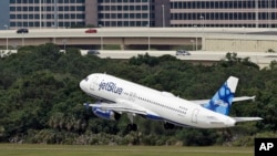 ARCHIVO – Un Airbus A320-232 de JetBlue Airways despega del Aeropuerto Internacional de Tampa, en Tampa, Florida, el 15 de mayo de 2014