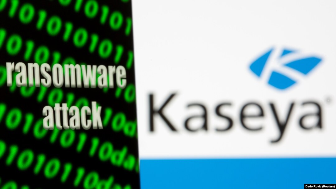 Sebuah ponsel pintar bertuliskan "serangan Ransomware" dan kode biner di depan logo Kaseya, dalam foto ilustrasi, 6 Juli 2021. (Foto: Dado Ruvic/Ilustration) 