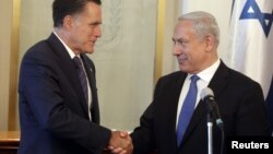Israeli Prime Minister Benjamin Netanyahu (R) shakes hands with U.S. Republican presidential candidate Mitt Romney during their meeting in Jerusalem July 29, 2012. 