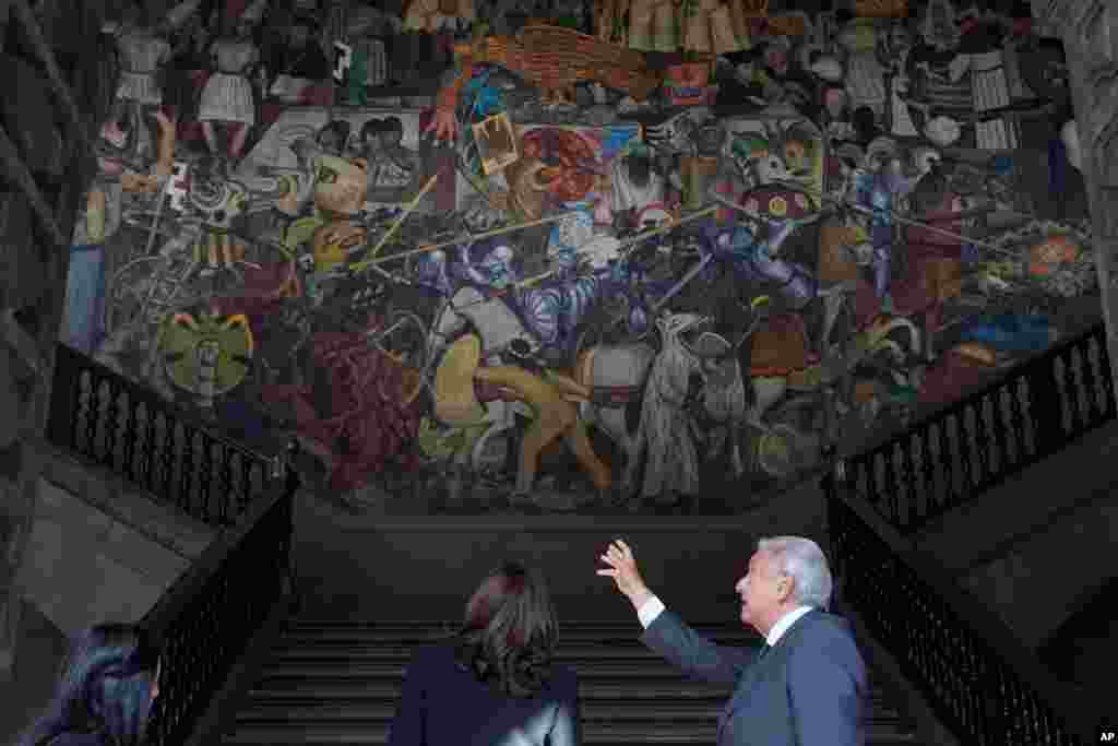 توضیحات رئیس جمهوری مکزیک، به کامالا هریس معاون رئیس جمهوری آمریکا، در باره آثار دیه‌گو ریورا در کاخ ملی در مکزیکوسیتی