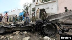 La population et les forces de sécurité sur les lieux d'une attaque à la bombe devant l'ONU à Mogadiscio en Somalie, le 19 juin 2013