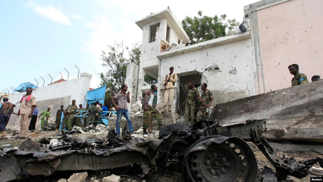 Nhân viên an ninh đứng gần hiện trường vụ đánh bom tự sát bên ngoài trụ sở LHQ tại Mogadishu, ngày 19/6/2013.
