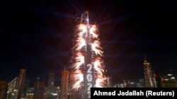 Kembang api meletus dari Burj Khalifa, gedung tertinggi di dunia, saat perayaan Tahun Baru di Dubai, Uni Emirates Arab, Kamis, 31 Desember 2020. (Foto: Ahmad Jadallah/Reuters)