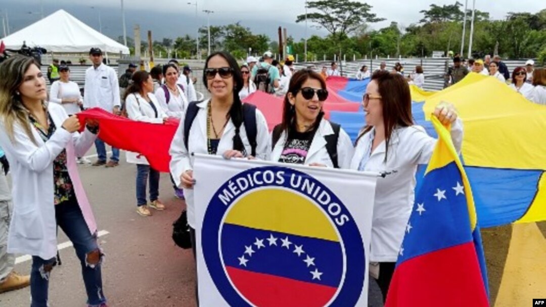 Médicos venezolanos protestan contra el gobierno del presidente Nicolás Maduro en el Puente Internacional Tienditas. Foto de archivo.