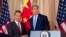 Ngoại trưởng Hoa Kỳ John Kerry bắt tay với Bộ trưởng Ngoại giao Trung Quốc Vương Nghị tại Bộ Ngoại giao Mỹ, thủ đô Washington, 1/10/2014.
