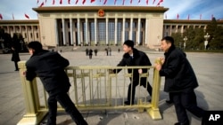 习近平表扬国家安全部门官员的地点北京大民大会堂。在中国人大会议期间，便衣警察在人大会堂外面放置栅栏（2015年4月4日）