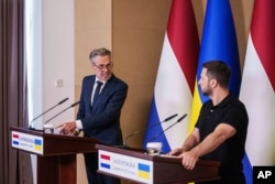 Perdana Menteri Belanda Dick Schoof, kiri, dan Presiden Ukraina Volodymyr Zelenskyy berbicara kepada wartawan selama konferensi pers bersama di Zaporizhzhia, Ukraina, Senin, 2 September 2024. (Foto: AP)