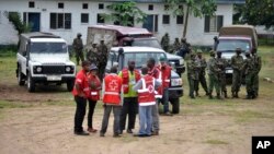 2014年7月6日肯尼亚保安人员和红十字会官员在枪手袭击现场