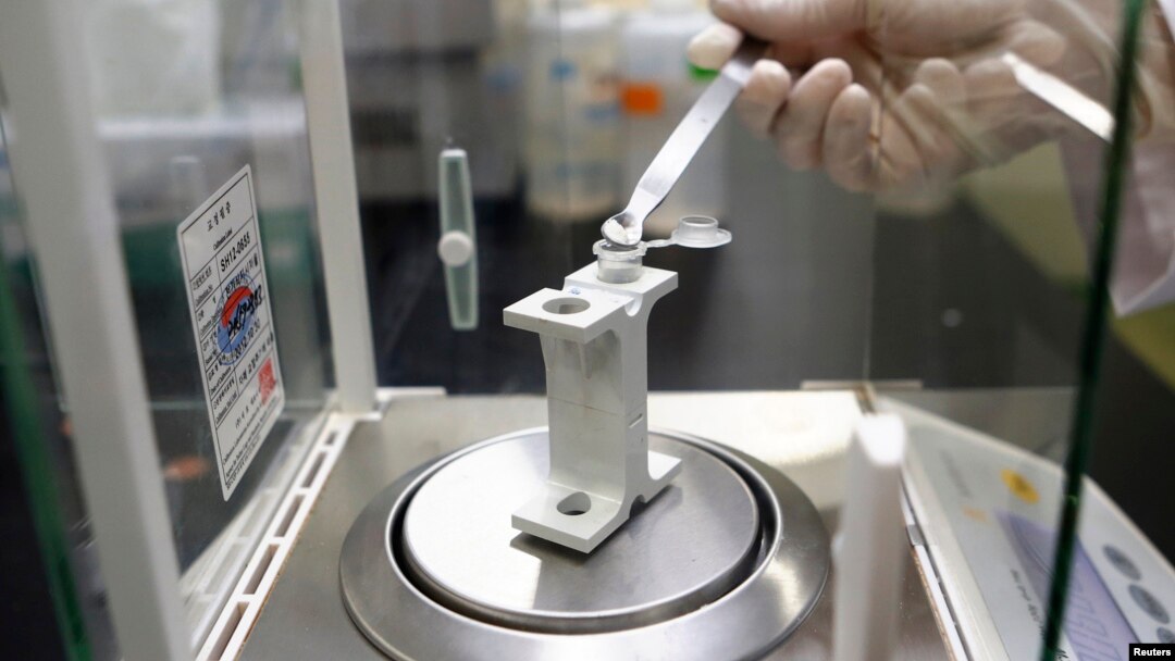 Seorang petugas laboratorium di Kementerian Keamanan Pangan dan Obat-Obatan di Seoul, Korea Selatan, menguji gandum untuk menentukan apakah tanaman itu hasil rekayasa genetika (31/5).