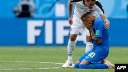 Bryan Oviedo, du Costa Rica, félicite le Brésilien Neymar en pleurs après le match du groupe E à la Coupe du monde de football 2018 au St Petersburg Stadium à Saint-Pétersbourg, Russie, 22 juin 2018. 