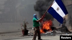 Un manifestante ondea la bandea de Nicaragua durante una protesta en Monimbo, el 12 de mayo de 2018.