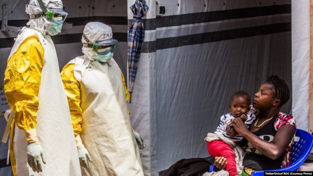 Seorang balita digendong ibunya, sedang dirawat di Pusat Perawatan Ebola di Butembo, Utara Kivu, Republik Demokratik Kongo, 31 Juli 2019.(Twitter/Unicef RDC) 