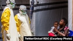 Seorang balita digendong ibunya, sedang dirawat di Pusat Perawatan Ebola di Butembo, Utara Kivu, Republik Demokratik Kongo, 31 Juli 2019.(Twitter/Unicef RDC) 