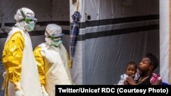 Umwana afiswe na nyina ari ku kigo kivurirwamwo abanduye Ebola i Butembo, mu buraruko bw'intara ya Kivu, itariki 31/07/2019. 