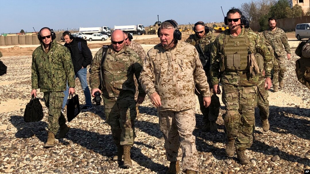 General Frenk Makkenzi (o'rtada) Suriyada