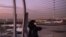 Una mujer mira desde la plataforma de observación del aeropuerto internacional Haneda de Tokio el 29 de noviembre de 2021.