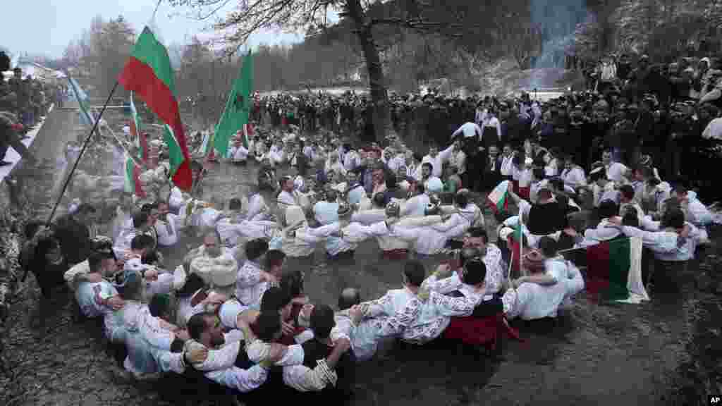 Zambullida en las heladas aguas del río Tundzha en Kalofer, Bulgaria.