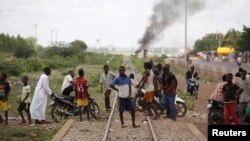 Quelques personnes traversent les rails à Ouagadougou, Burkina Faso, 19 septembre 2015.