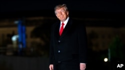 唐纳德·特朗普总统在结束对田纳西州克拉克斯维尔的访问后，返回白宫南草坪。(2026年10月10日)