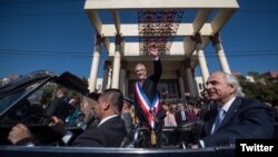 El presidente de Chile, Sebastián Piñera, sale del Congreso en Valparaiso, luego de su primer mensaje a la nación dos meses y medio después de asumir el cargo.