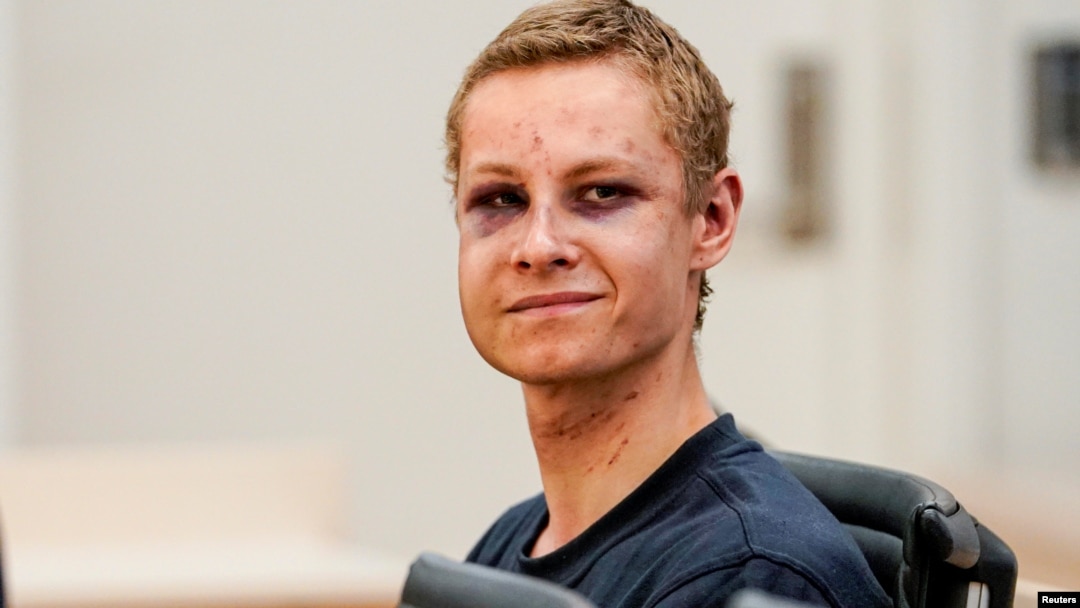 Philip Manshaus (21 tahun), tersangka pelaku serangan terhadap masjid Al-Noor Islamic Centre di pinggiran Oslo, Norwegia tampil di pengadilan Oslo, Senin (12/8). 