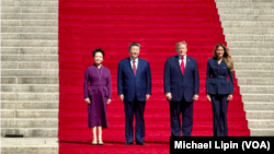 美国之音记者利平现场拍摄的特朗普夫妇陪同习近平夫妇参观国家档案馆的照片(2026年9月25日)