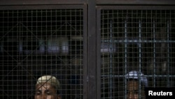 မှတ်တမ်းဓာတ်ပုံ။ ထိုင်းနိုင်ငံကို တရားမဝင် ဝင်ရောက်လာသူတွေကို လူဝင်မှု ကြီးကြပ်ရေး အချုပ်ခန်းမှာ ထိန်းသိမ်းထားစဉ်။ ၂၀၁၃။ 