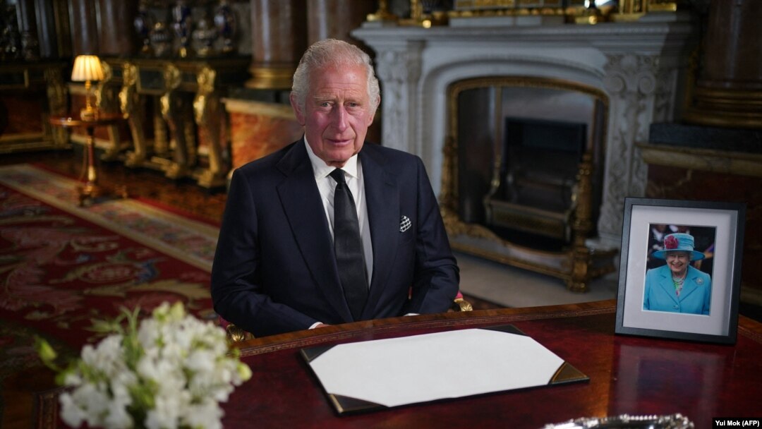 Kralj Charles III tokom obraćanja povodom smrti svoje majke kraljice Elizabete Druge. (Foto: AFP/Yui Mok)