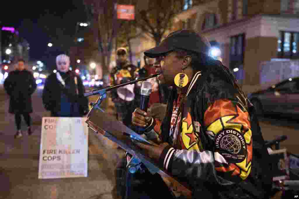 La activista Neenee Taylor habla en un mitin en Washington, durante las protestas por la muerte de Tyre Nichols, un hombre negro que murió luego de ser golpeado por policías en Memphis el 7 de enero.&nbsp;