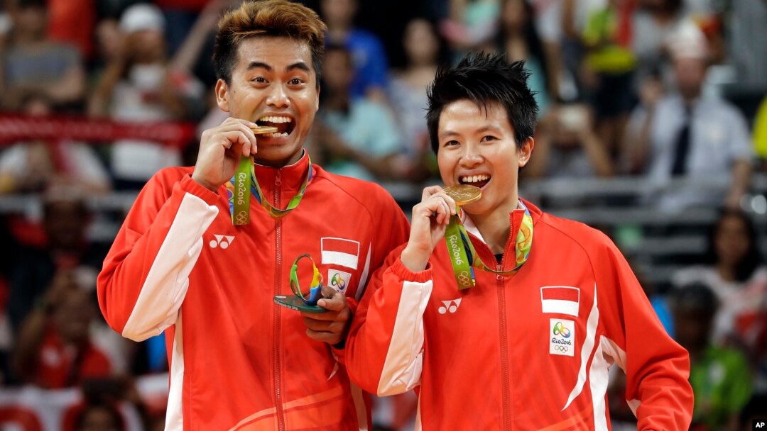 Pasangan ganda campuran Tontowi/Liliyana berpose dengan medali emas di Olimpiade Rio 2016 bertepatan dengan HUT Kemerdekaan Indonesia ke-71, Rabu (17/8).