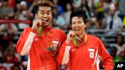 Pasangan ganda campuran Tontowi/Liliyana berpose dengan medali emas di Olimpiade Rio 2016 bertepatan dengan HUT Kemerdekaan Indonesia ke-71, Rabu (17/8).