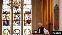 Foto ilustrasi yang menunjukkan Uskup Agung Canterbury Justin Welby berbicara dalam misa untuk menyambut anggota parlemen yang baru di Gereja St Margareth, Westminster Abbey, London, pada 23 Juli 2024. (Foto:Adrian Dennis/Pool via Reuters)