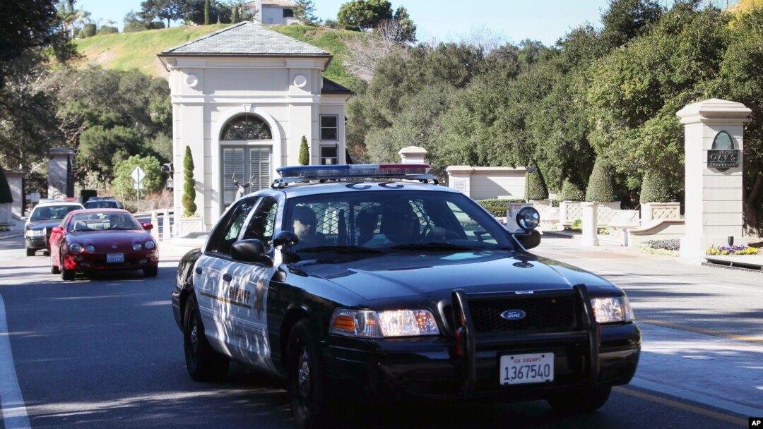 Sheriff County Los Angeles meninggalkan properti "The Oaks of Calabasas", tempat tinggal bintang pop Justin Bieber yang dirazia pada 14 Januari 2014. 