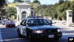 Sheriff County Los Angeles meninggalkan properti "The Oaks of Calabasas", tempat tinggal bintang pop Justin Bieber yang dirazia pada 14 Januari 2014. 