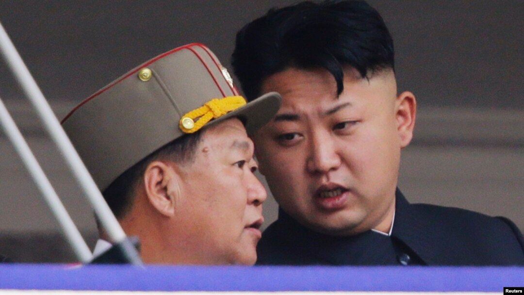 Pemimpin Korea Utara Kim Jong-un (kanan) berbicara dengan Choe Ryong Hae dalam sebuah acara parade di Pyongyang (foto: dok).